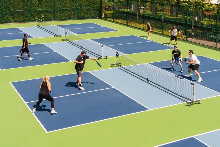 Hình ảnh đánh pickleball với kỹ thuật xử lý bóng chính xác