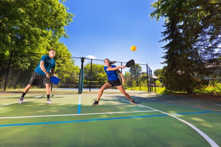 Hình ảnh chơi pickleball thể hiện sự nhanh nhẹn và khéo léo