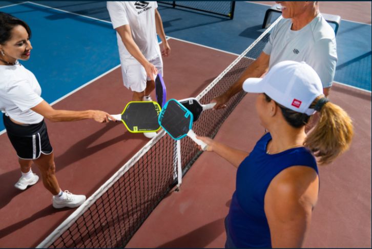 Hình ảnh chơi pickleball của người chơi trên sân ngoài trời