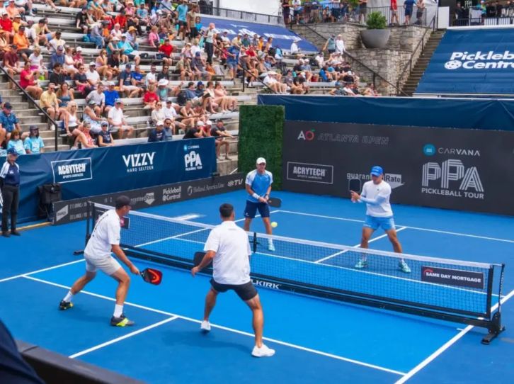Hình ảnh chơi pickleball với người chơi đang tranh bóng quyết liệt