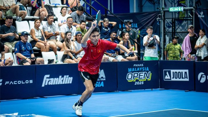 Hình ảnh đánh pickleball của vận động viên thi đấu