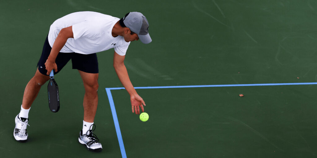 Hình ảnh đánh pickleball chuyên nghiệp trên sân đấu