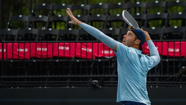 Hình ảnh chơi pickleball thể hiện kỹ thuật đánh bóng chuyên nghiệp