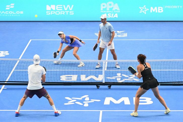 Hình ảnh chơi pickleball vui nhộn và đầy năng lượng