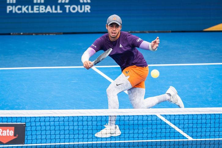 Hình ảnh đánh pickleball với pha phản công đẹp mắt
