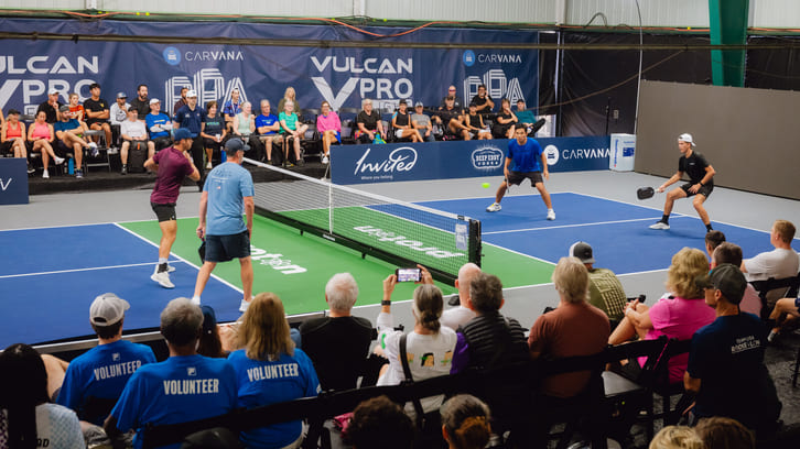 Hình ảnh đánh pickleball đẹp trong trận đấu căng thẳng