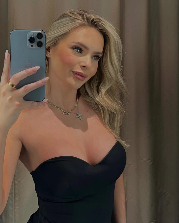 Mia McClenaghan, WAGs tuyển Anh sở hữu sự nghiệp riêng đáng chú ý