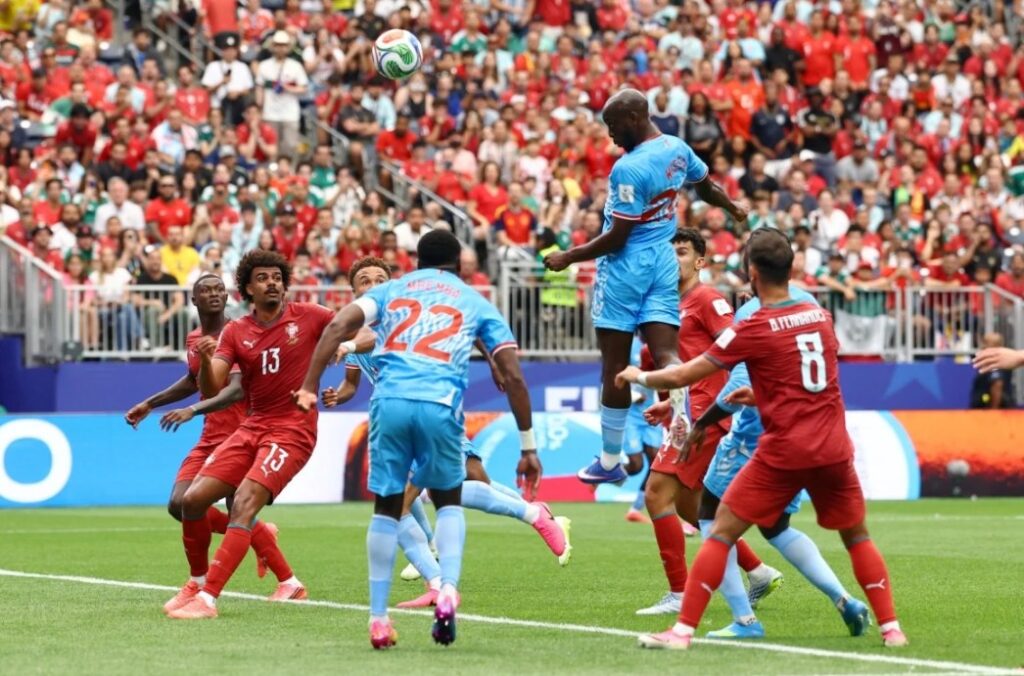 Wissa đánh đầu ghi bàn gỡ hòa 1–1 cho CHDC Congo ở phút bù giờ cuối hiệp một